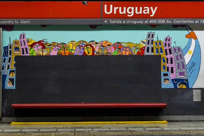 Sinteplast pintando la estación Uruguay del Subte B