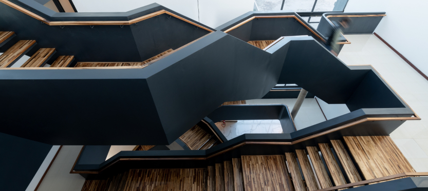 Escaleras metálicas que interconectan los pisos del complejo de oficinas K41 ideado por MCL Studio