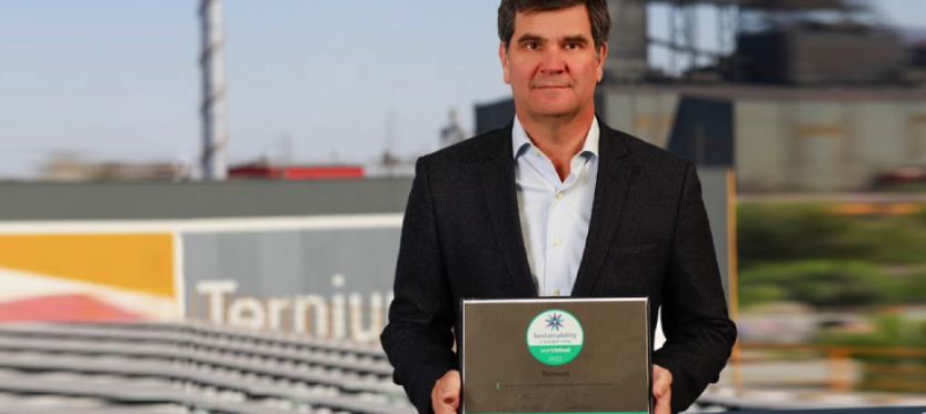 Máximo Vedoya, CEO de Ternium, con el reconocimiento de Sustainability Champions de worldsteel.