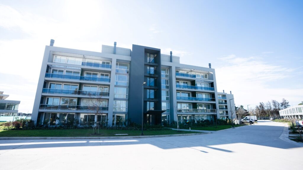 Complejo Luciérnagas: Arquitectura sostenible y equilibrio entre vida urbana y naturaleza