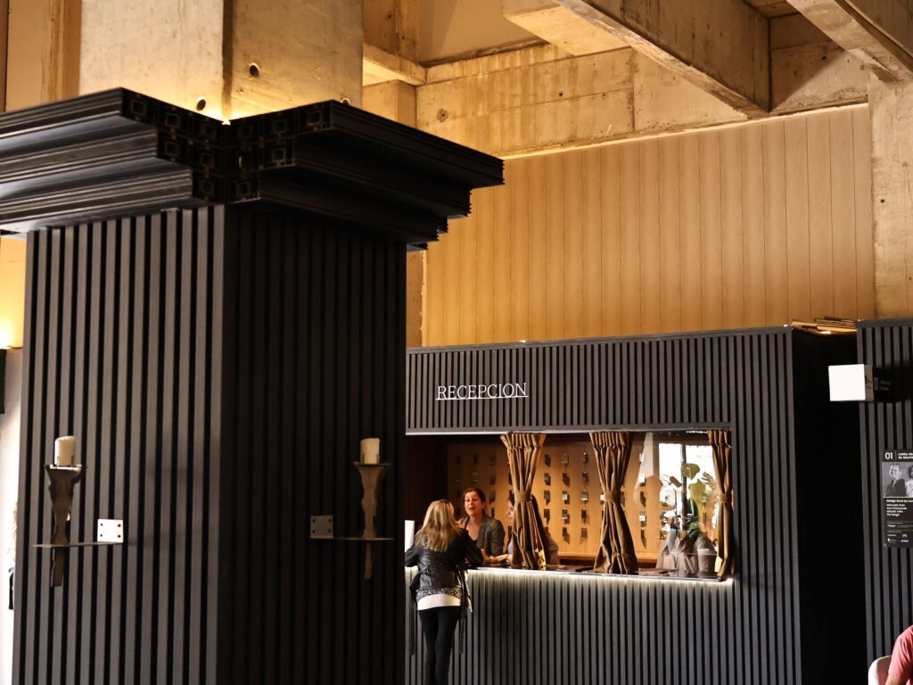 MUCHTEK en CASA FOA 2025: Un espacio exclusivo donde el PVC redefine el maximalismo urbano 